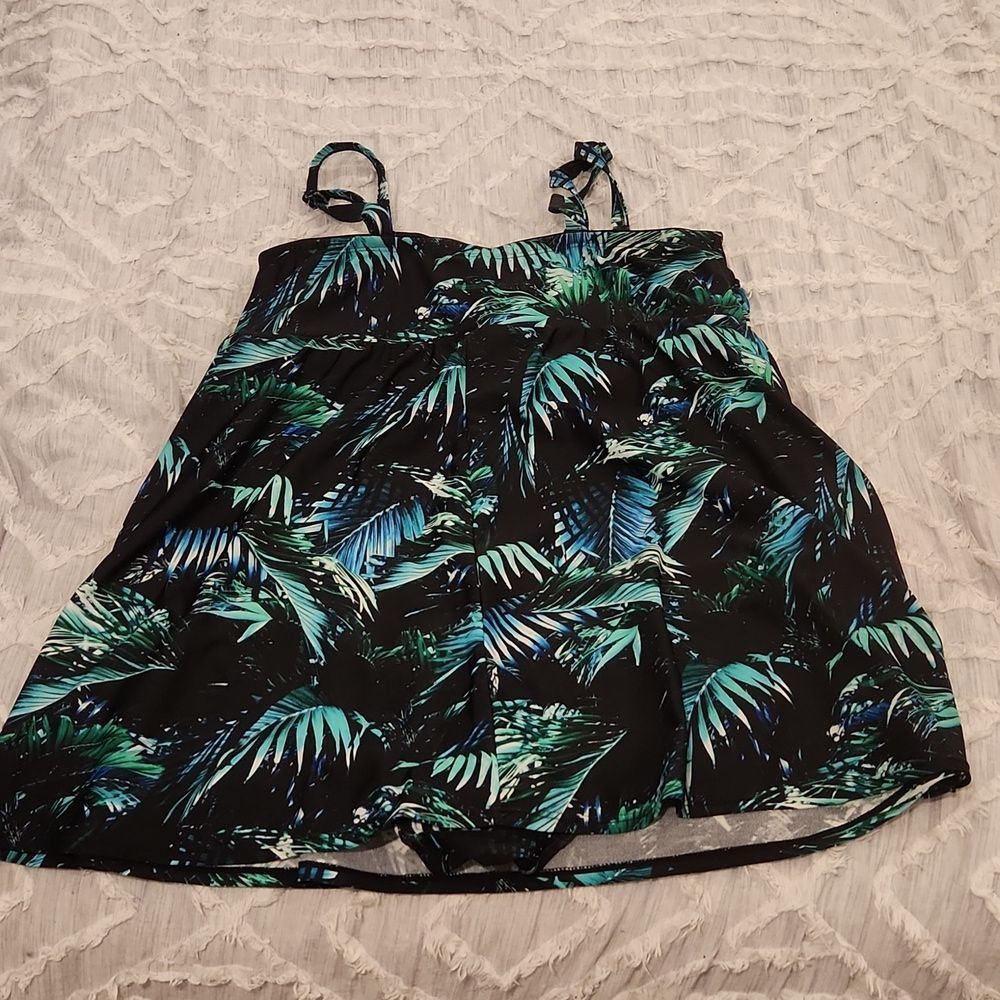 Torrid "palms forrest" Wireless Mid Strapless Swim Dress With Brief size 2! - Picture 8 of 12